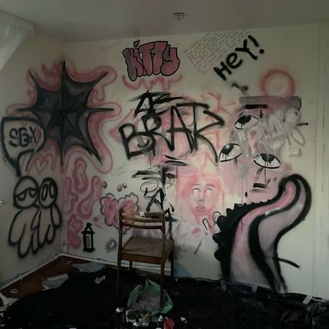 Spray Paint In Room, Graffiti Room Ideas Bedrooms Street Art, Room Graffiti Ideas Wall Art, Spray Paint Bedroom Wall, Spray Paint Bedroom, Graffiti Room Ideas Bedrooms, Spray Paint Walls Bedrooms, Graffiti Wall Aesthetic, Graffiti Wall Bedroom