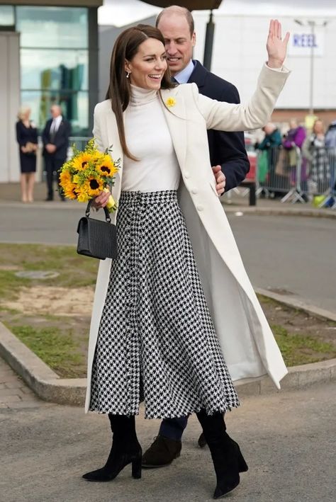 Wardrobe Dressing, Royal Wardrobe, Kate Middleton Style Outfits, Princesse Kate Middleton, Looks Kate Middleton, Kate Middleton Pictures, Navy Sweater Dress, Zara Tweed, Fashion Forward Outfits