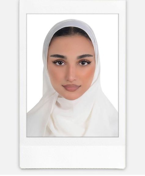 Passport Photo Makeup, Id Card Photo Makeup, Passport Makeup, Makeup Hijab, Braces Girls, Arabic Makeup, Passport Pictures, Airport Pictures, Graduation Poses