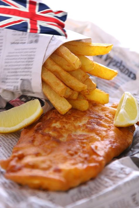 Recipe: Fish and Chips From Across the Pond English Meals, English Fish And Chips, English Dinner, British Fish And Chips, Fish N Chips Recipe, British Cooking, Irish Food, 12 Tomatoes, Pub Food