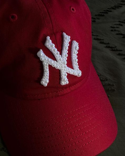 Custom Pearl Hats MADE TO ORDER DM TO PLACE A ORDER #customyankeehat #Custom #pearls #madetoorder #smallbusinesssupport #NYC #AmandaTateNY #Manhattan #yankeehat #customcaps Cap Diy Ideas, Bedazzled Hat, Probate Gifts, Sneaker Diy, Nyc Cap, Diy Beanie, Creative Hats, Nyc Hat, Pearl Hat