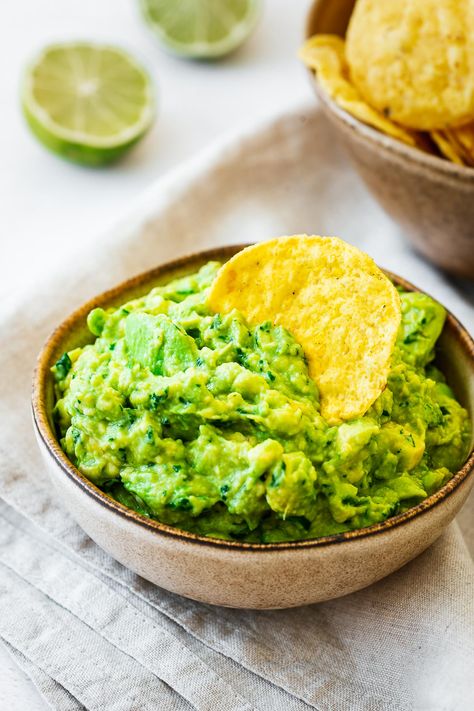 Easy Guacamole Recipe (no onion, no tomato) Guacamole Recipe No Onion, Guacamole Recipe No Tomato, Guacamole Recipe Without Tomato, Authentic Guacamole Recipe, Guacamole Dip Recipes, Authentic Guacamole, Homemade Guac, Mayo Salad, Easy Guacamole Recipe