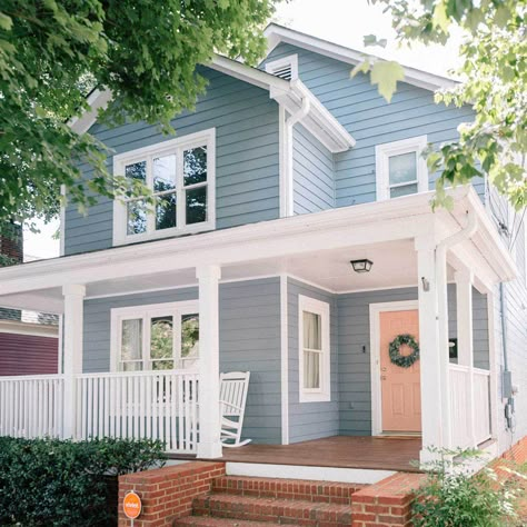 The exterior of a home painted blue with a pink door. Blue Home Exterior, Blue Exterior House Colors, Light Blue Houses, Gray House Exterior, Paint Your House, Beach House Exterior, Cottage Exterior, Exterior Paint Color, Casas Coloniales