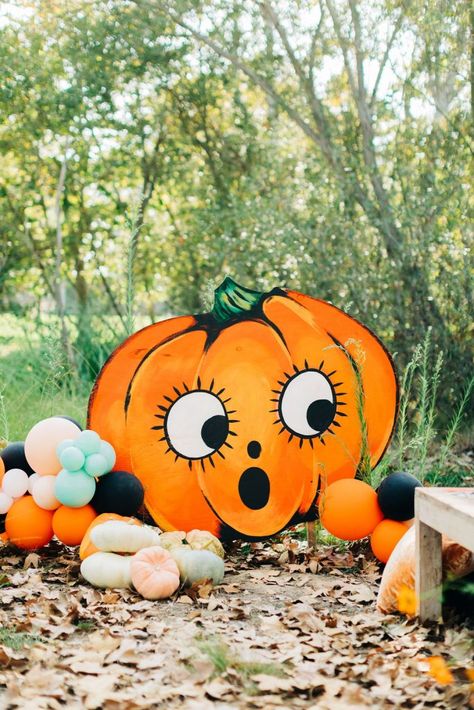 The Spookiest and Cutest Vintage Inspired Halloween Party for the Littles • Beijos Events Halloween Toddler Party, Kids Halloween Party Ideas, Halloween Party For Kids, Classic Costumes, Vintage Halloween Party, Pretty Balloons, Kid Friendly Halloween, Kids Halloween Party, Harvest Decor