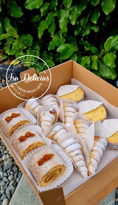 Mix de Dulces chilenos, tamaño pequeño. Brazo de reina, cachitos y alfajores chilenitos. Box Dulces, Box Dulce, Cake Recepies, Simple Birthday Cake, Grandmas Recipes, Lemon Pie, Fashion Cakes, Cookie Box, Birthday Cake Decorating