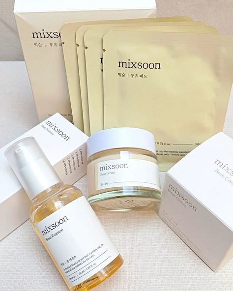 Mixsoon Products photography 📸 🌟 Mixsoon Bean Essence 🌟 Mixsoon Bean Cream 🌟 Mixsoon Soy milk pads Loving these products so much ❤️ Bean Essence is favourite nowadays 😍 Swipe to see amazing shots next 👉 Your love is appreciated 😘 show some love 😘 It means alot to me ❤️ @mixsoon_usa @mixsoon_official @mixsoon_intl #mixsoon #beanessence #beancream #soymilkpad #vegansnail #happysnail #fermentedbean #koreanbeauty #kbeauty #koreanskincare #koreanproducts #pr #gifted #photography #productsp... Mixsoon Skincare, Pr Aesthetic, Rhode Beauty, Minimal Beauty, Korean Beauty Products, Skincare Store, Skincare Products Photography, Skin Essence, Skincare Brands