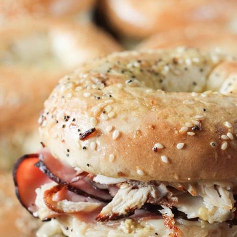 Sandwich Recipes Turkey, Bagel Sandwich Lunch, Turkey Bagel, Bagel Sandwich Recipes, Bagel Sandwiches, Vegan Bagel, Bagel Breakfast Sandwich, Smoked Salmon Bagel, Bagel Toppings