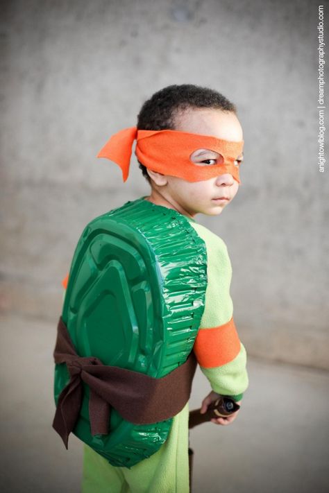 Oh my gosh! How adorable is this DIY Teenage Mutant Ninja Turtle costume! Looks so easy too Ninja Turtle Outfit, Diy Ninja Turtle Costume, Diy Ninja, Diy Superhero Costume, Teenage Mutant Ninja Turtles Costume, Diy Costumes Kids Boys, Turtle Costume, Church Halloween, Ninja Turtle Costume