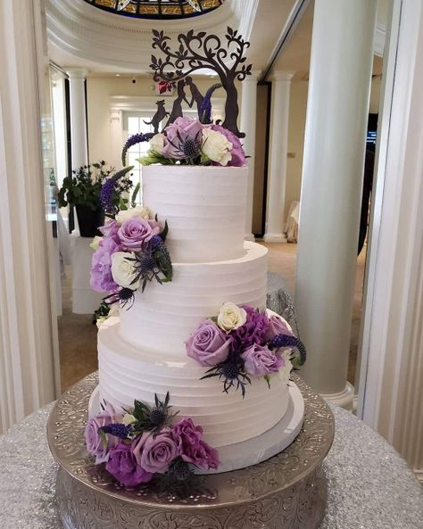 Lavender Cake Wedding, Purple Themed Wedding Cake, Purple And Grey Wedding Decorations, Lavender Themed Wedding Cake, Wedding Cakes Lavender, Lavender Theme Wedding Cake, Lavendar Wedding Cakes, Wedding Cakes With Purple, Lilac Wedding Cakes