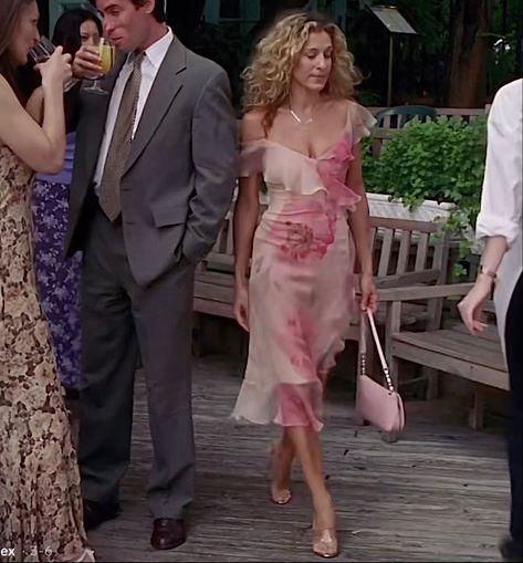 carrie’s pink dress Carrie Bradshaw Pink, Carrie Heffernan Outfits, Carrie Bradshaw Outfits, Cold Outfits, Iconic Dresses, City Dress, Carrie Bradshaw, Fit Inspo, Fitness Inspo