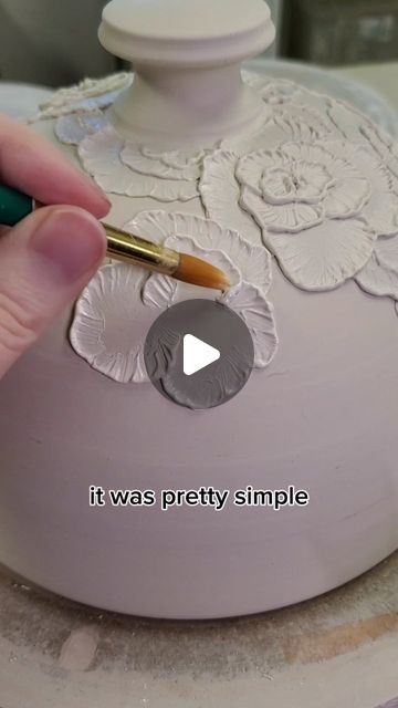 Make Porcelain Clay, Sliptrailing Designs, Diy Ceramic Ideas, Slip Trailing Pottery Patterns, Porcelain Clay Ideas, Ceramic Texture Pattern, Ceramic Flowers How To Make, Useful Clay Ideas, Slip Ceramics