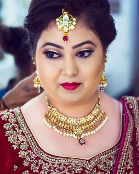 Looking for the perfect hairstyle for round chubby face? We've got this amazing one to show you! Check them out! Hairstyle For Round Chubby Face, Simple Hairstyle For Saree, Indian Hairstyles For Saree, Hairstyles For Chubby Faces, South Indian Wedding Hairstyles, Hairstyles For Fat Faces, Chubby Face Haircuts, Chubby Face, Hairstyle For Chubby Face