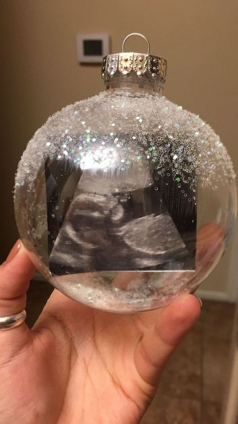 Adorable DIY sonogram Christmas ornament! Vom Avea Un Copil, Vogue Kids, Idee Babyshower, Traditions To Start, Christmas Traditions Family, Diy Bebe, Christmas Pregnancy, Baby Diy, Winter Diy