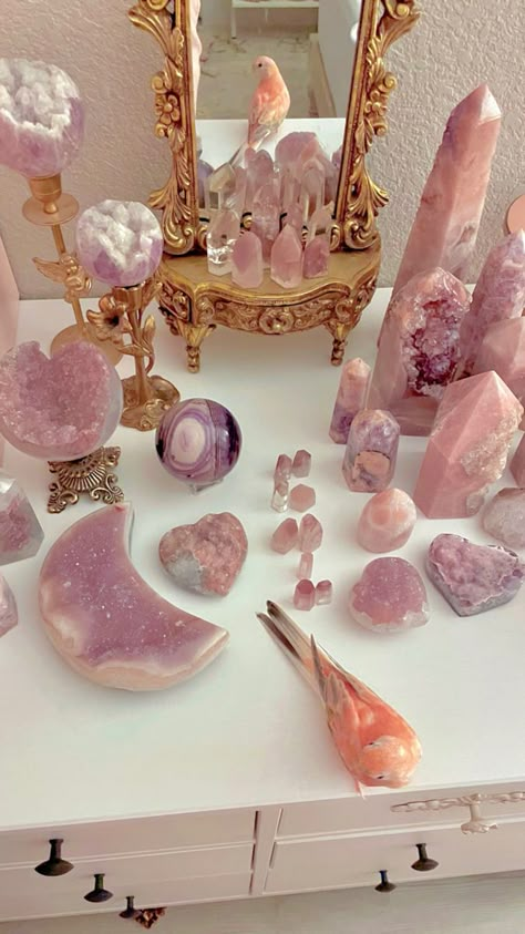 Aphrodite Alter, Aphrodite Altar, Lady Aphrodite, Aphrodite Aesthetic, Aphrodite Goddess, Magia Das Ervas, Crystal Room, Altar Ideas, Crystal Vibes