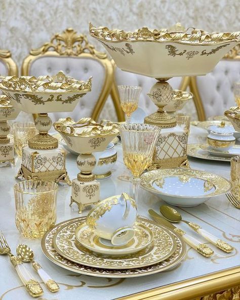 Elegant White And Gold Table Setting, Tea Party Table Settings, Gold Table Setting, Fancy Dishes, Tea Party Table, Dinning Set, Round Dining Room, Flower Decorations Diy, Luxury Tableware