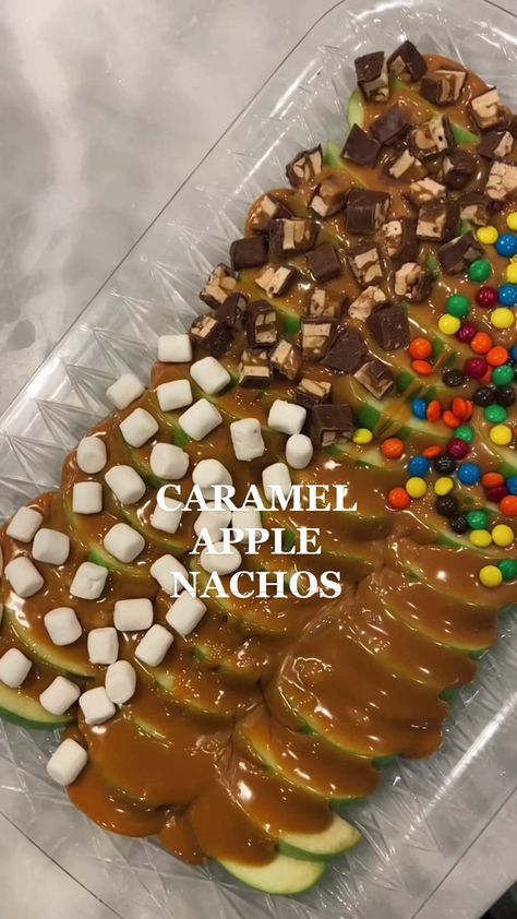 Caramel Apple Display, Movie Food Night, Carmel Apple Treats, Halloween Quick Snacks, Thanksgiving Sweets Desserts, Carmel Apple Dip Bar, Fall Party Finger Foods, Carmel Apple Tray, Deserts Thanksgiving