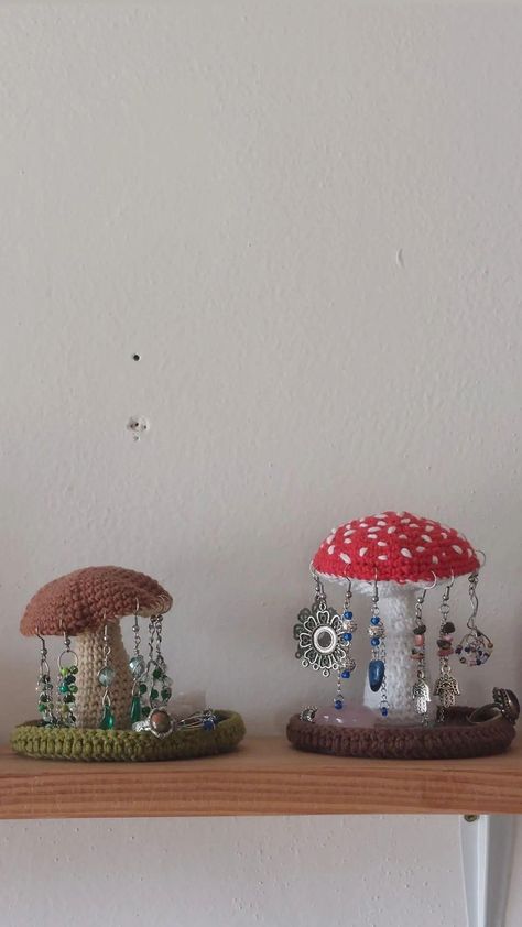 Crochet Mushroom Jewelry Dish, Crochet Mushroom Jewelry Holder Pattern, Mushroom Lighter Holder Crochet, Crochet Mushroom Jewelry Holder, Knit Jewelry Holder, Mushroom Crochet Ideas, Crochet Crystal Holder, Mushroom Earring Holder, Earring Holder Crochet