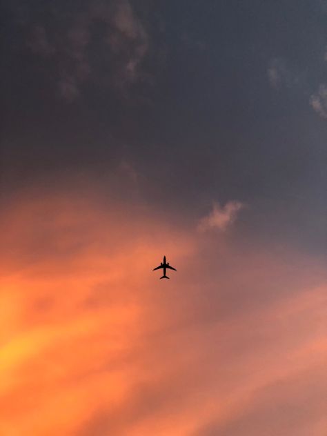 Flying Airplane Aesthetic, Airplanes Aesthetic, Airplane Aesthetic, Dark Room Photography, Iphone Wallpaper Music, Airplane Wallpaper, Airplane Photography, Scenery Photography, Travel Pictures Poses