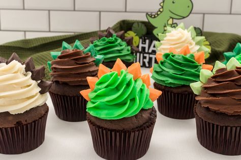 Simple Dinosaur Cupcakes, Dinosaur Cupcakes Boys, Dino Cupcake Cake, Easy Dinosaur Cake, Dinosaur Cake Ideas, Dinosaur Cupcake Cake, Dino Cupcakes, Dinosaur Party Food, Dinosaur Cupcake