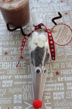 Reindeer Hot Cocoa Gift - easy holiday gift idea perfect for the kids to make and give as gifts. Reindeer Diy, Reindeer Hot Chocolate, Hot Chocolate Gifts, Hot Chocolate Gift, Christmas Crafts To Sell, Neighbor Christmas Gifts, Labels Printables Free, Neighbor Gifts, Crafts To Make And Sell