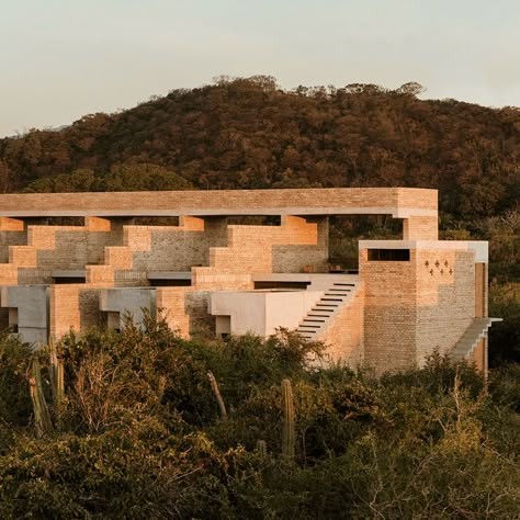 Puerto Escondido, on Mexico’s Oaxacan coast, is a well-established destination — but it’s never seen anything like Hotel Terrestre. Then again, neither has anywhere else. Set between the mountains and the sea on the verdant coast just to the west of town, it’s a dramatic structure, a spaceship made of humble, locally sourced brick and concrete by architect Alberto Kalach. No surprise that it’s Grupo Habita that’s behind this hotel; the most innovative hoteliers in Mexico continue to push the bou Hotel Architecture Design Concept, New Mexico Aesthetic, Arch Exterior, Puerto Escondido Oaxaca, Brick And Concrete, Boutique Hotels Design, Aesthetic Place, Crowd Funding, Other Planets