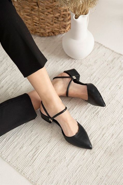 Black Shoes Heels Low, Ladies Shoes Low Heel Classy, Black Wedding Shoes Bride, Pumps Heels Low, Black Bridesmaid Shoes, Low Heels Outfit, Evening Shoes Low Heel, Wedding Shoes Black, Heels Bride