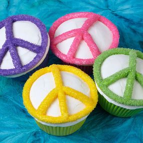 Hippie Cupcakes, Peace Cupcakes, 60s Party Themes, Peace Of Cake, Flower Power Party, Hippie Birthday Party, 60s Theme, Hippie Birthday, Hippie Party