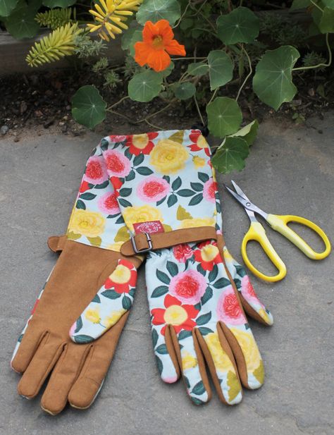 The Best Garden Gloves for Every Type of Gardener - Sunset Magazine Leather Work Gloves, Garden Gloves, Insect Bites, Gardening Gloves, Garden Print, Sun Exposure, Work Gloves, Rose Cottage, Winter Garden