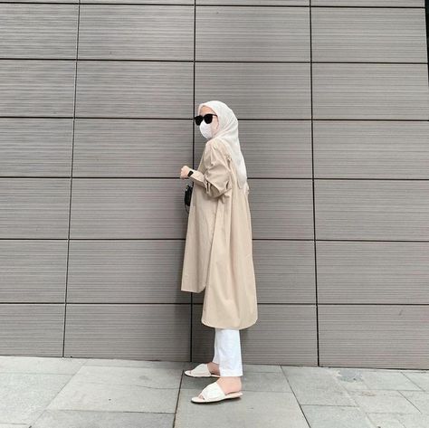 Hijabista Fashion, Muslimah Outfit, Blouse Casual Fashion, Trendy Shirt Designs, Muslim Outfits Casual, Muslim Fashion Hijab Outfits, Hijab Style Casual, Hijabi Fashion Casual, Casual Hijab Outfit