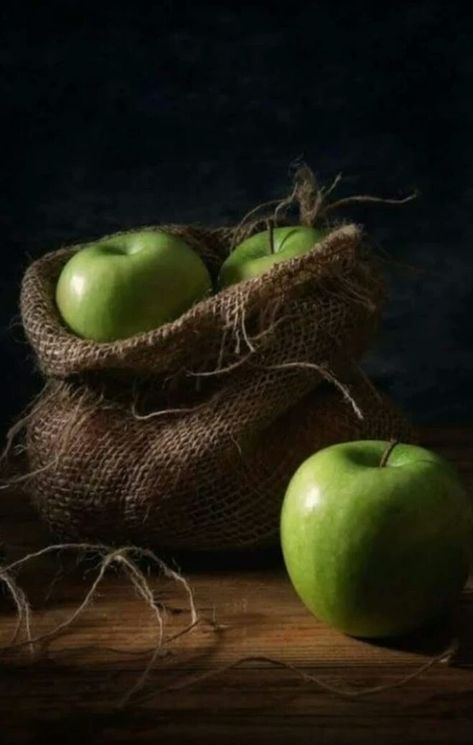 Fruit Still Life, Still Life Pictures, Dark Food Photography, Food Art Photography, Fruits Photos, Green Apples, Still Life Fruit, Fruit Photography, Still Life Photos