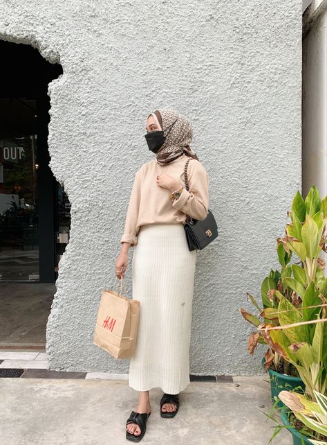 Style pake rok yang simple dengan warna nude Style Hijab Simple, Hijab Simple, Style Hijab, Cream, Pants, Trousers