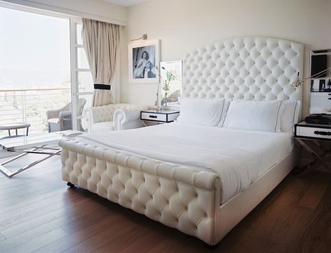 Tufted sleigh bed Bed With Tall Headboard, White Tufted Bed, Velvet Tufted Bed, Tufted Headboard Bedroom, Hollywood Regency Bedroom, Chesterfield Furniture, Tall Headboard, Tufted Bed, White Headboard