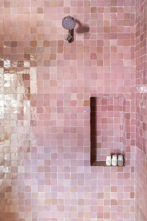 Pink Bathroom Tiles, Koti Diy, Tiles Backsplash, Bathroom Design Trends, Deco Rose, Pink Tiles, Backsplash Tiles, Zellige Tile, Bad Design