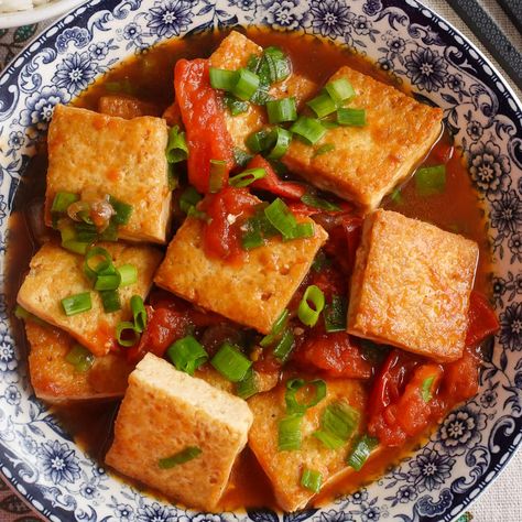 Tofu And Tomato Recipe, Vietnamese Tofu, Vegan Vietnamese, Hot Garlic Sauce, Tofu Soup, Viet Food, Tofu Dishes, Fried Tofu, Tofu Recipes