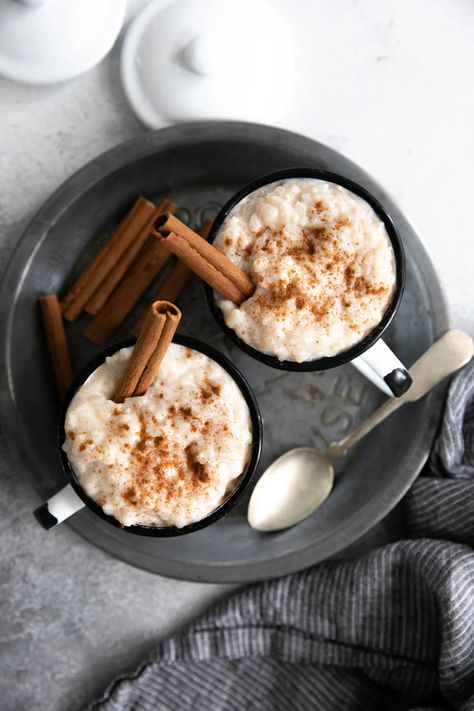 Arroz con Leche (or Mexican Rice Pudding) is a delicious Mexican dessert made from simple ingredients including rice, milk, cinnamon, and sugar. It can be served hot or cold and is guaranteed to satisfy any sweet tooth. Mexican Rice Pudding Recipe, Make Mexican Rice, Rice Pudding Recipe Easy, Mexican Rice Pudding, Gluten Free Christmas Desserts, Holiday Deserts, Indian Rice Pudding, Colombian Cuisine, Rice Desserts