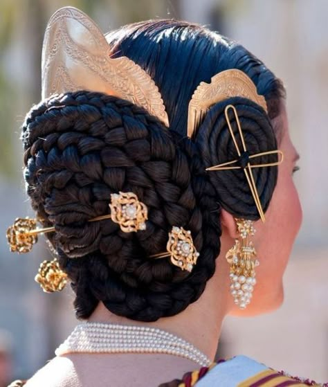 Spanish Hairstyles, Historical Hairstyles, Valencia Spain, Hair Reference, French Braid, Fantasy Fashion, Hair Art, Hair Dos, Hair Trends