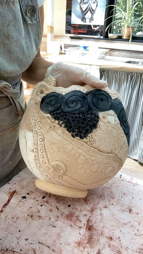 Jena Bedson, Pottery Pinch Pot, Coil Pottery, Pottery Projects, Coil Pots, Pottery Pots, Norah Jones, Ceramic Art Sculpture, Sculpture Art Clay