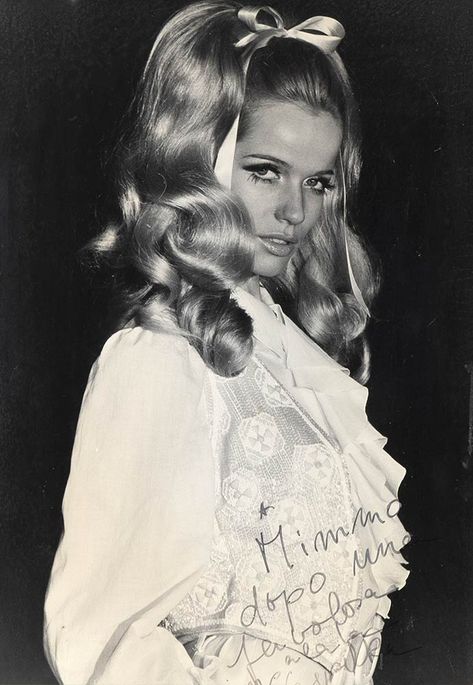 Vintage photograph, 60 x 80 cm Dedication and handwritten signature "A Mimmo ..." of the young German supermodel. Rock N Roll Fashion, Purva Bhadrapada, Thick Eyeliner, Neon Swimsuit, Patti Hansen, Ponytail Wig, Beauty Regime, Lauren Hutton, Blonde Curls