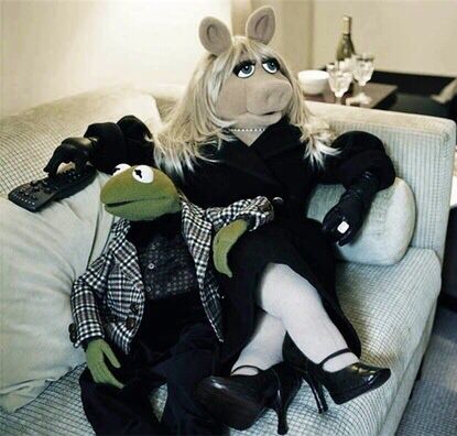 Kermit & Miss Piggy sitting on the couch Piggy Muppets, Miss Piggy Muppets, Alexi Lubomirski, Kermit And Miss Piggy, Fraggle Rock, The Muppet Show, Miss Piggy, Puppet Show, Famous Couples