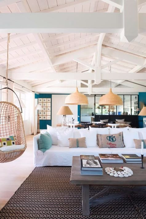 Maison Cap Ferret : inspiration déco - Côté Maison Beach House Living Room, Cap Ferret, Beach House Style, Beach House Interior, Dining Living Room, Beach House Decor, Ferret, Home Fashion, First Home