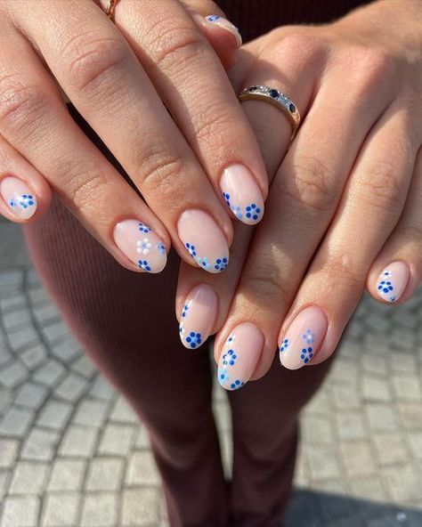 Blue Flower Manicure, Greece Nail Inspo Almond, Short Almond Nails For School, White With Blue Flowers Nails, Royal Blue Nails With Flowers, Summer Nails White And Blue, White Nails Blue Flowers, Midsommar Nails, Blue And White Floral Nails