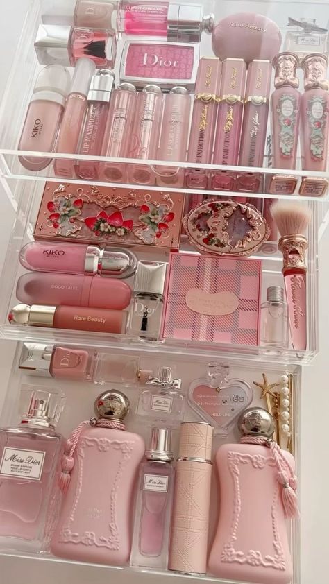 Rangement Makeup, Makeup Beauty Room, Makeup Bag Essentials, Pink Lifestyle, Fancy Makeup, Pretty Skin Care, Pink Makeup, Contour Makeup, Makeup Items