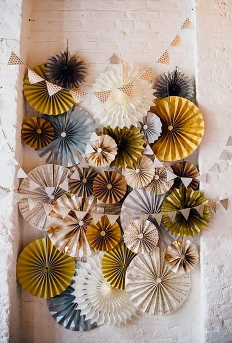 30 Beautiful And Simple DIY Wedding Decorations | Wedding Forward Simple Diy Wedding Decorations, Origami Party, Paper Rosette Backdrop, Diy New Years Party, Photography Backdrops Diy, Industrial Wedding Venues, New Year's Party Decorations, Garland Backdrops, Paper Rosettes