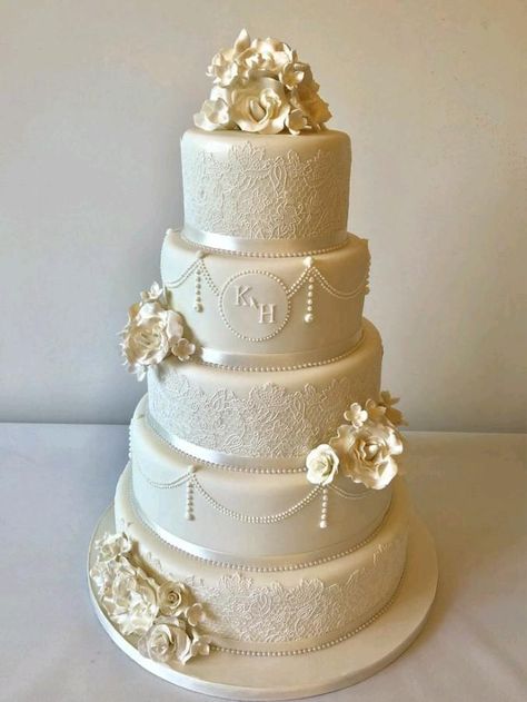 Lace Wedding Cake With Flowers, 4 Tier Wedding Cake With Flowers Elegant, Wedding Cakes White And Gold, White And Gold Wedding Cake Elegant, Wedding Cake Designs Elegant Gold, Modern Romantic Wedding Cake, Romantic Wedding Cake Vintage, Wedding Cake Gold And White, Vintage Style Wedding Cake