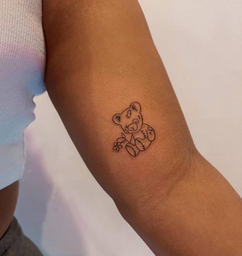 Line art teddy bear tattoo on the inner arm. Tattoos On Dark Skin, Teddy Bear Tattoo, Paznokcie Hello Kitty, Illusion Tattoos, Optical Illusion Tattoos, Bear Tattoos, Petite Tattoos, Tattoos Geometric, Cute Tiny Tattoos