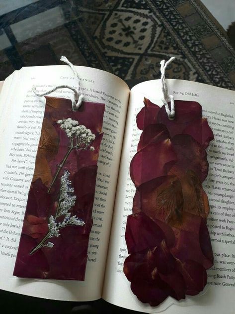 Dried Rose Petals Aesthetic, Dry Rose Petals Crafts, Rose Petals Craft, Dried Flowers Diy, Handmade Bookmarks Diy, Pressed Flower Crafts, Creative Bookmarks, Dried Rose Petals, Diy Bookmarks