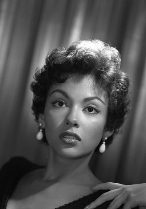 Rita Moreno Aesthetic, Old Hollywood Portrait Photography, Rita Monero, 50s Black Women Hairstyles, Rita Moreno 1950s, Black Old Hollywood Actresses, Rita Moreno Now, Old Hollywood Portraits, Rita Moreno Hair