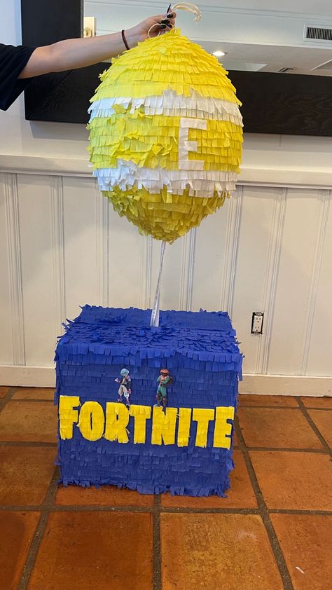 Fortnite Birthday Party Ideas Diy Food, Fortnite Pinata Diy, Fortnite Centerpieces Ideas, Fortnite Pinata, Game Surprise, Birthday Pinata, Fortnite Party, Promotion Party, Fortnite Birthday