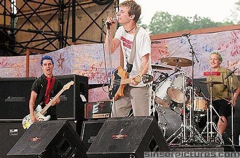 Green Day live at Woodstock 1994 Woodstock 1994, Green Day Live, Mike Dirnt, Jason White, Tré Cool, Soft Grunge Aesthetic, Day Pictures, Music Things, Joe Armstrong