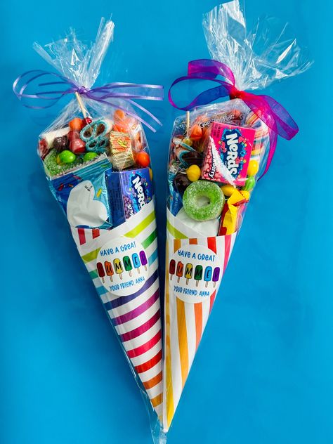 These  Last Day of School Sweet Candy Cones are great for school parties and party favors. ✓ Candy Cones ✓ Custom Stickers ✓ ABOUT * Candy Cones with bright stripe cone. *Wrapped in clear wrapper and tied with a ribbon. * Freshly made * Great party favors and treats. Candy included a combination of the below candy and my vary from cone to cone. * 1 Sucker * Skittles * Gummy Savers/Gummy Bears * 1 Starburst * 1 mini Candy Bar-variety may * 1 Rice Crispy Treat * 2 Sweet Tarts * Mike & Ike * Reese Candy Cone Bags Party Favors, Cone Treat Bag Ideas, Sweets Party Favors, Candy Selling Ideas, School Treats For Birthday, Candy Giveaway Ideas, Candy Centerpieces For Party, Candy Bags Ideas Birthday, Candy Cones Party Favors